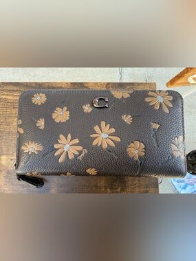 Coach Accordion Zip Wallet in Pebble Leather with Daisy Print